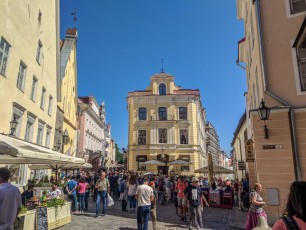 Sehr viele Menschen in der Altstadt von Tallinn