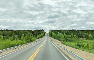 Straße in Finnland - Endlose Weite
