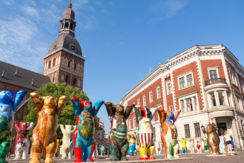 Auf dem Domplatz in Riga begrüßen uns die Berliner Buddy-Bären