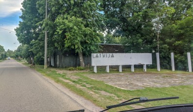 Grenze von Estland nach Lettland - mitten im Dorf