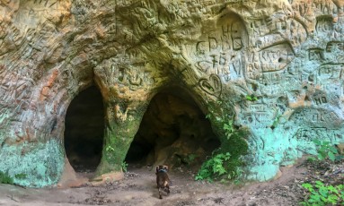 Fiete erkundet die Sandsteinhöhlen im Gauja Nationalpark