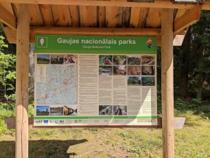 Hinweistafel mit Sehenswürdigkeiten im Gauja Nationalpark