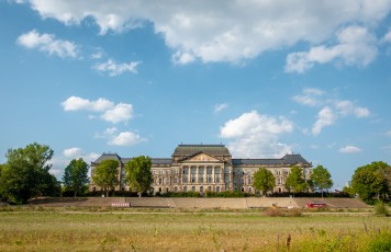 Das Japanische Palais auf der anderen Seite der Elbe