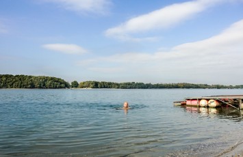 Bei 15,5 Grad fällt das Bad in der Donau eher kurz aus.