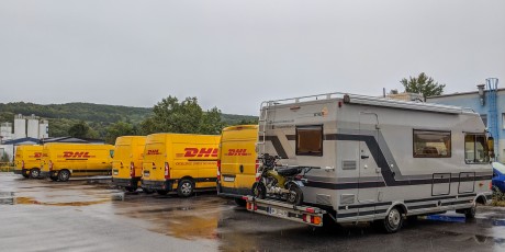 Berta zwischen DHL-Transportern im DHL Zentraldepot der Slowakei