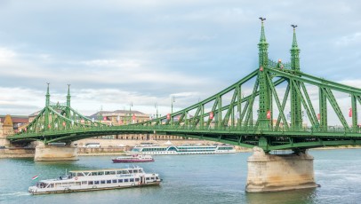 Auch die Freiheitsbrücke führt über die Donau