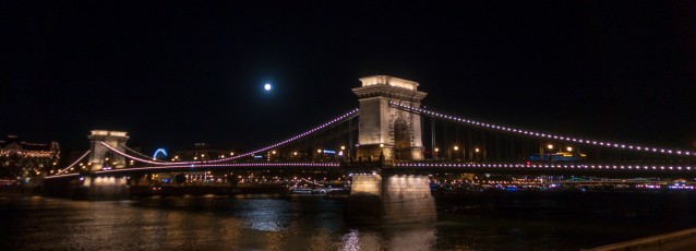 Auch die Brücken werden nachts angeleuchtet...