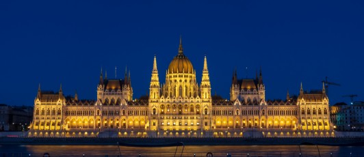 Wunderschön ausgeleuchtet empfängt uns das Parlament in Budapest.