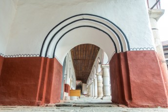 Auf Pflastersteinen kann man durch die Bogengänge gehen und das Kloster aus allen Blickwinkeln betrachten.