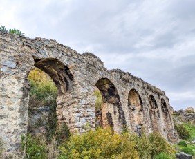 Auch das alte Aquädukt ist noch deutlich erkennbar.